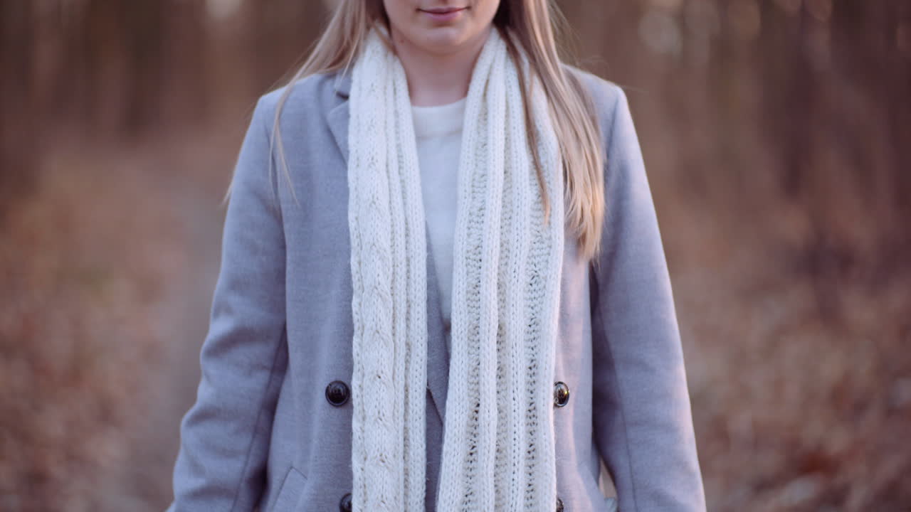 카메라 2 앞에서 빈 종이를 들고 있는 여자