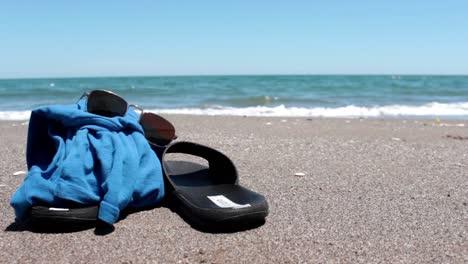 Pantoffel-Und-Brille-Im-Sonnigen-Strand-1