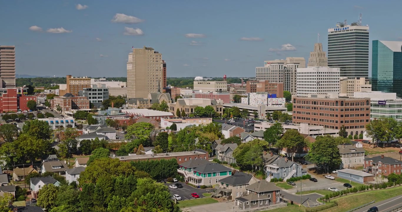 Winston-Salem Carolina del Nord, sorvolo aereo basso v4 sul centro con torri di uffici, strade e quartieri circostanti - Ripreso con fotocamera 8k - 1° ottobre 2023