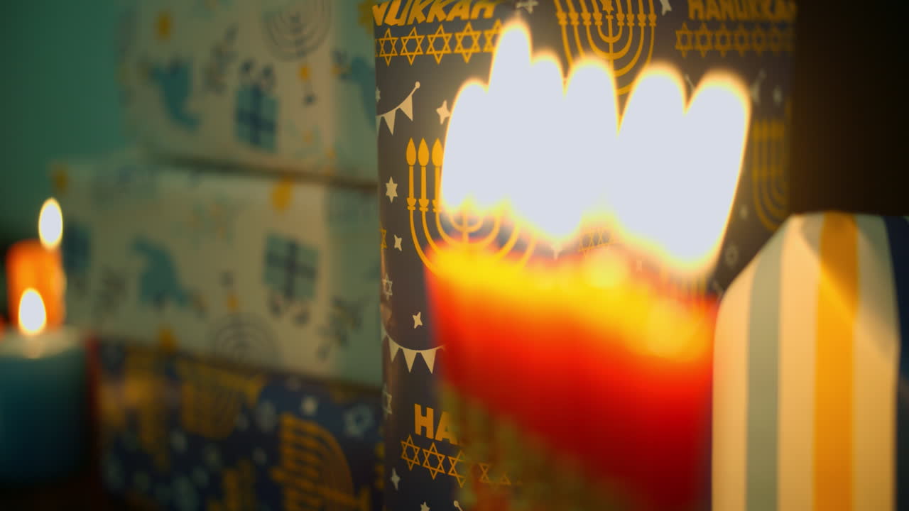 Caldo Bagliore delle Candele di Hanukkah e Scatole Regalo Festive