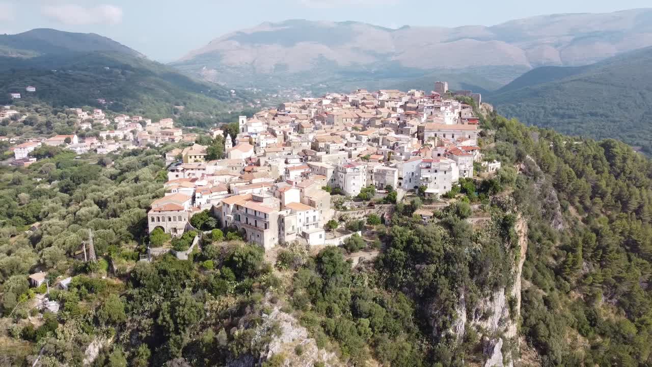 vista aérea del paisaje del pueblo de camerota en la cima de una colina en las montañas de los apeninos, italia