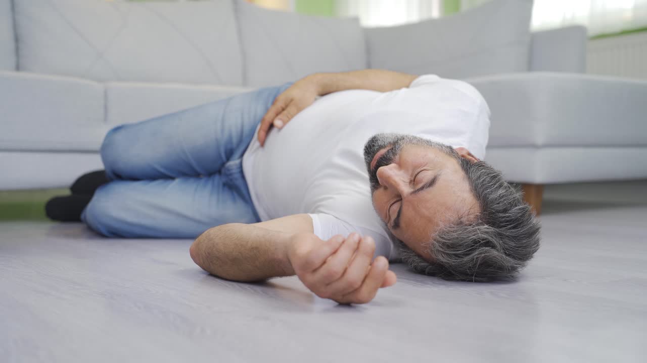 hombre maduro desmayándose en casa.