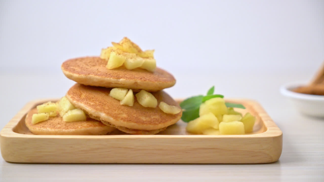 panqueque de manzana o crepe de manzana con canela en polvo