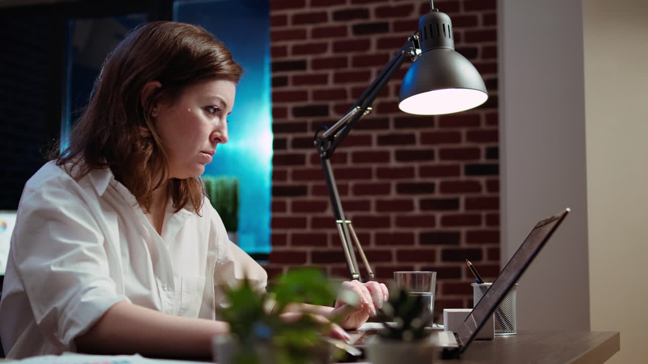 mujer de negocios creando un plan de proyecto de marketing en una computadora portátil