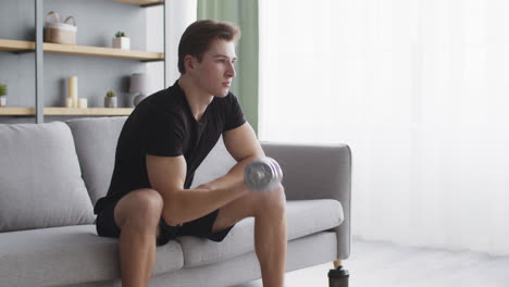 hombre haciendo ejercicio de brazos en casa