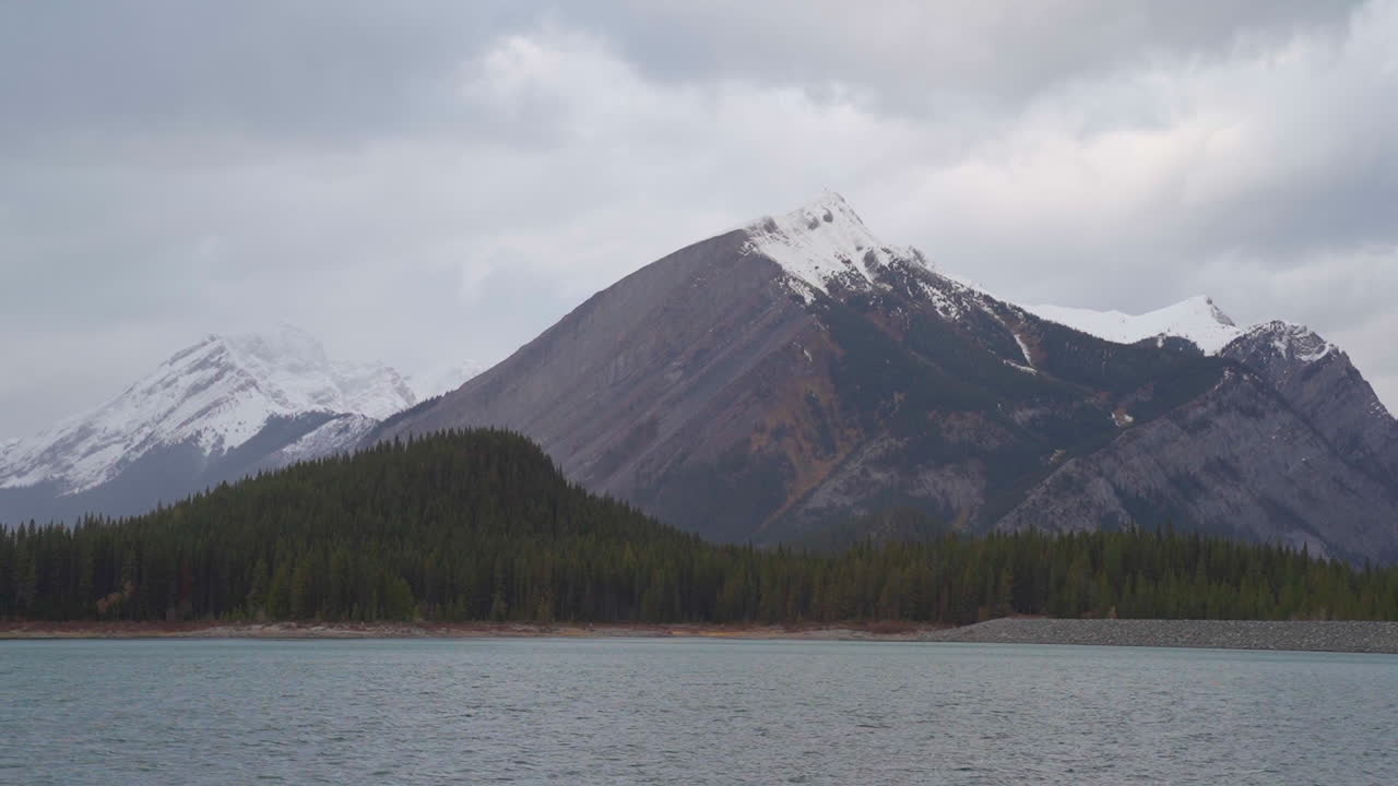 un paisaje solitario de montañas en el parque provincial de kananaskis en alberta, canadá durante una tarde ventosa y nublada