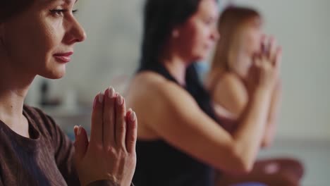 sesión de meditación en grupo de yoga