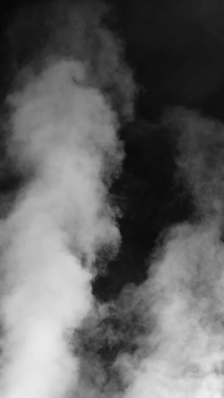 Karanlık bir arka planda yükselen dikey duman sütunları. Sosyal medya içeriklerinde yangın efektleri veya atmosferik overlay’ler için idealdir.