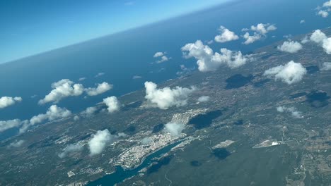 pov de la bahía de mahón en la isla de menorca, españa, filmado desde una cabina de avión a 3000 metros de altura