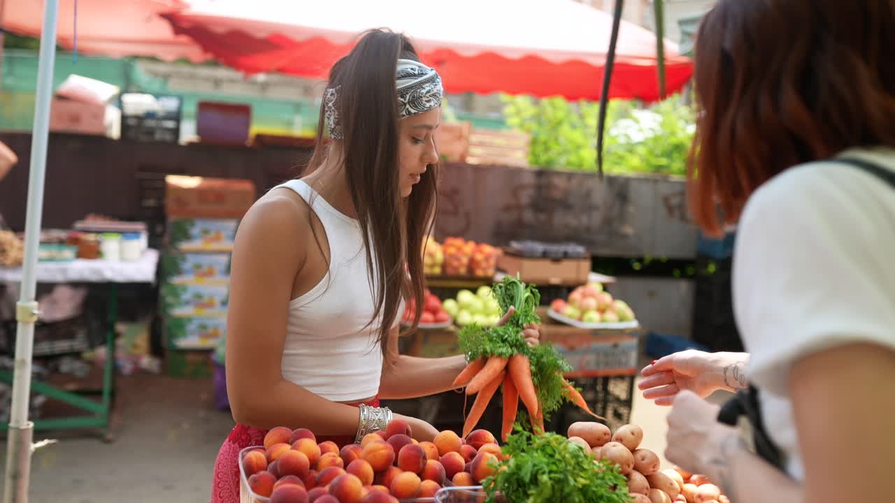 mujeres comprando frutas y verduras en un mercado