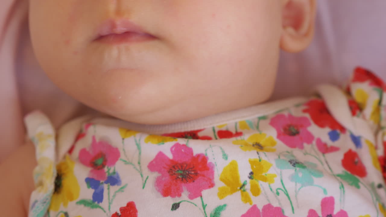 다채로운 옷을 입은 아기 소녀