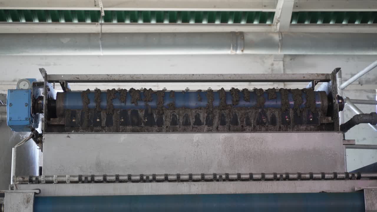 폐수 슬래드 컨베이어 벨트 처리 공장에서  ⁇ 을 떨어뜨리는