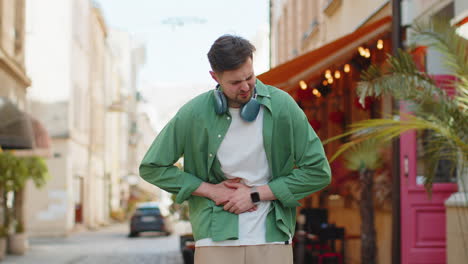 Hombre-Turista-Sensación-Repentina-Fuerte-Dolor-De-Estómago-Abdominal-Diarrea-Problema-De-Gastritis-En-Las-Calles-De-La-Ciudad