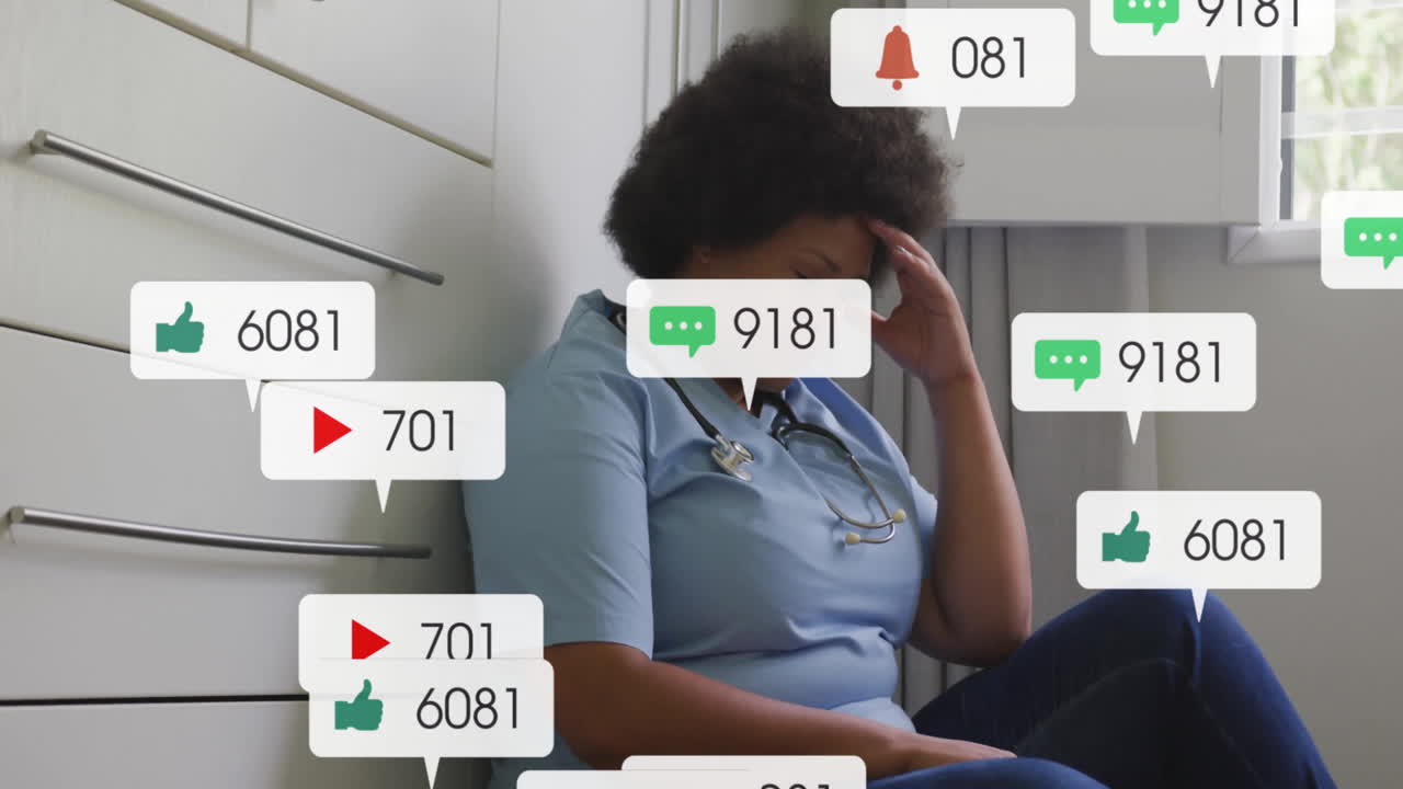 animación de iconos de las redes sociales con números crecientes sobre la mujer médica afroamericana