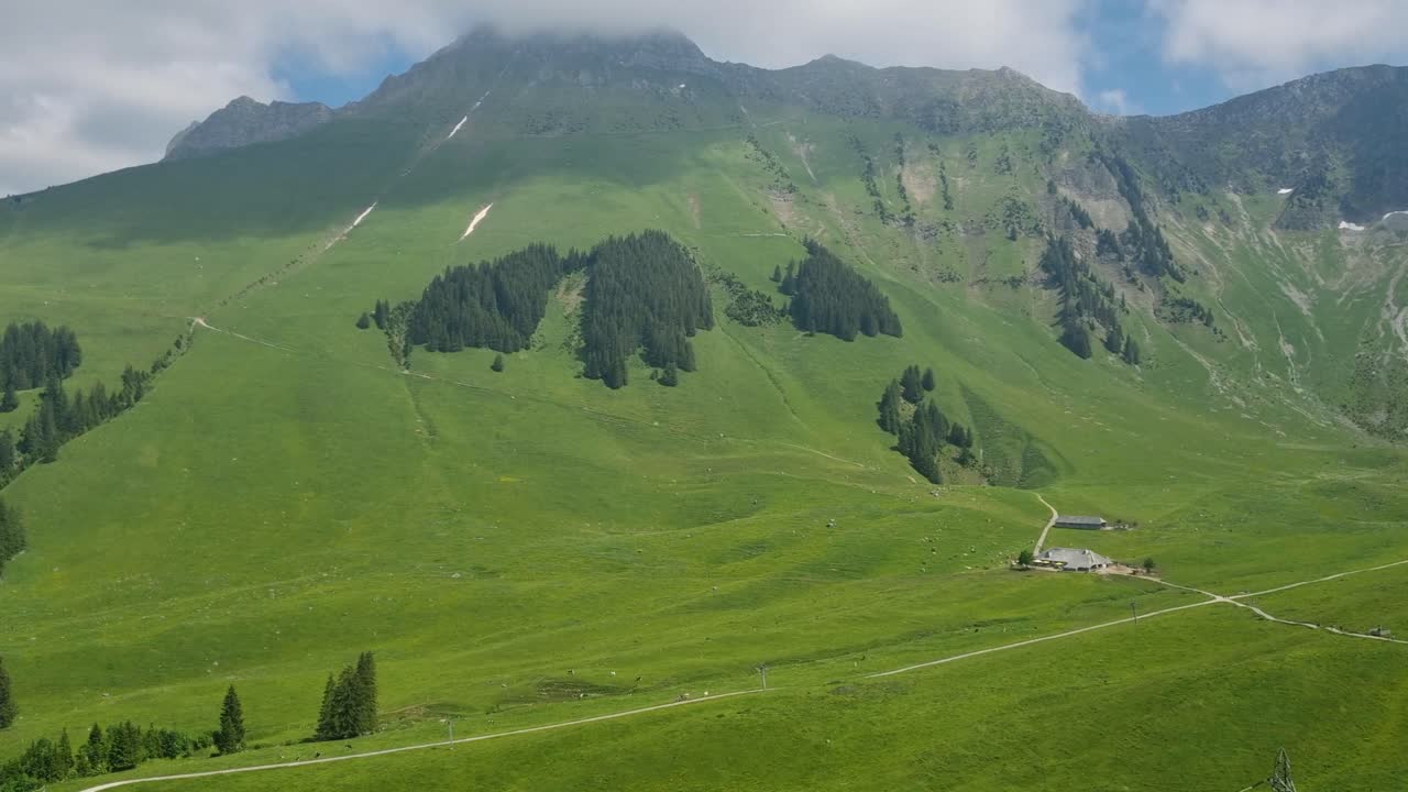 Panoramautsikt over det frodige grønne alpelandskapet ved Schwarzsee-sjøen, Fribourg, Sveits, filmet fra Riggisberg mot Kaisereggpass en sommerdag.