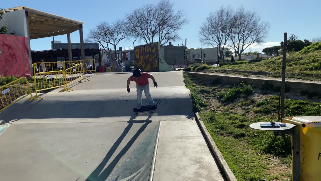 볼 스케이트파크에서 스케이트 타는 서퍼, 스케이트 보더가 깊은 콘크리트 볼에서 회전하는 스케이트 타는 서퍼, 익스트림 서프보드, 여름 스포츠