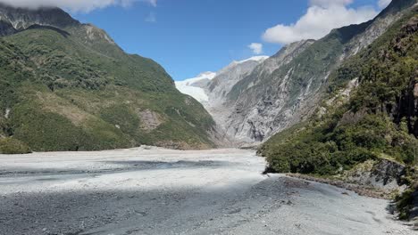 Franz-Josef-Gletscher-Thront-über-Dem-Zerklüfteten-Gebirgstal-In-Neuseeland