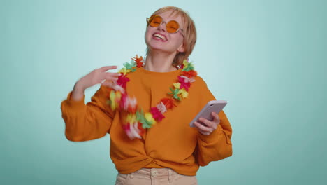 Mujer-Feliz-Turista-Con-Teléfono-Inteligente-Celebrando-El-Pase-Ganador-De-Boletos-De-Vacaciones-En-El-Mar