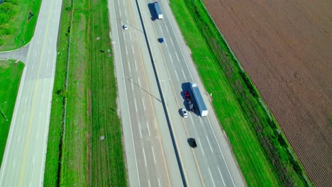 Epischer-Roter-Sattelschlepper-Aus-Der-Luft-Und-Weißer-LKW-Fahrer-Traktor,-Der-Auf-Der-Autobahn-Fährt