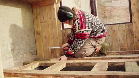 Trabajador-Con-Martillo-Instalando-Marco-De-Madera-Dentro-Del-Invernadero