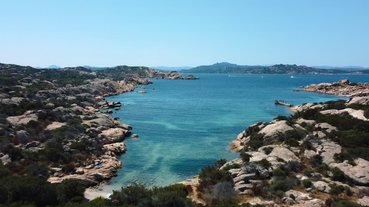 antena de una idílica bahía natural de la playa de la costa en la maddalena en la isla de vacaciones turísticas cerdeña en italia con sol, azul turquesa claro y aguas tranquilas