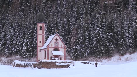 Una-Hermosa-Iglesia-Se-Encuentra-En-Los-Alpes-1