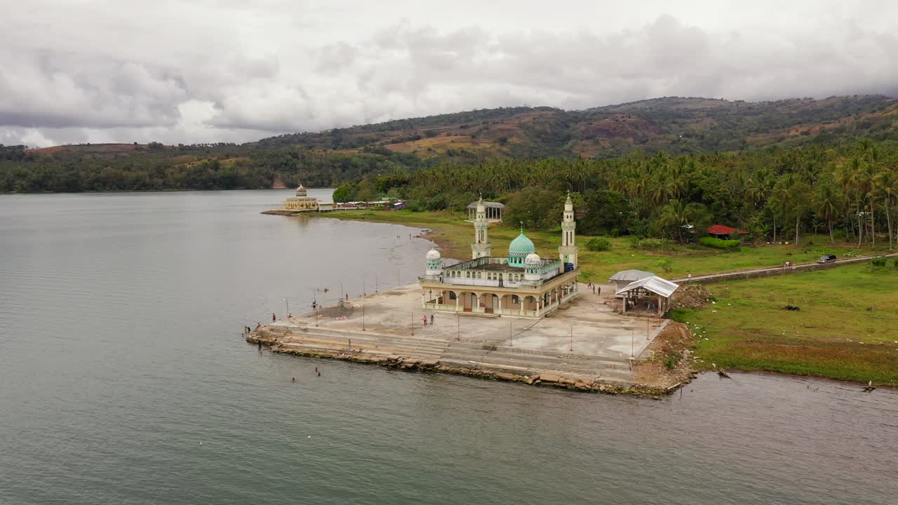 mezquita en la orilla del lago lanao. lanao del sur, filipinas
