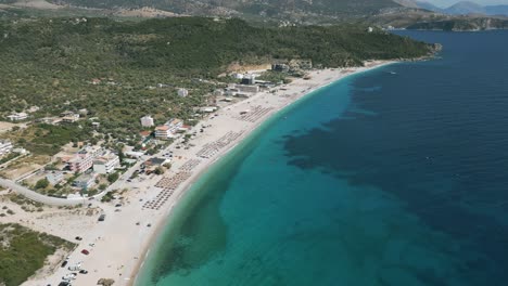 Toma-Aérea-De-La-Pintoresca-Playa-De-Livadi-Con-Un-Colorido-Océano