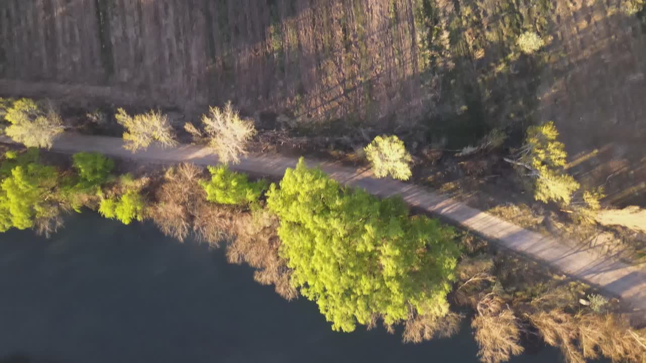 вид прямо вниз с дрона на черную реку и фермерские поля на закате в целом рок