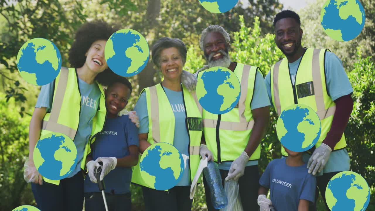 animación de globos cayendo sobre una feliz familia afroamericana limpiando la basura en el campo