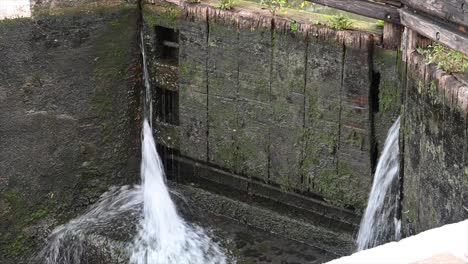 fuga de agua en una esclusa en inglaterra en londres, canal urbano