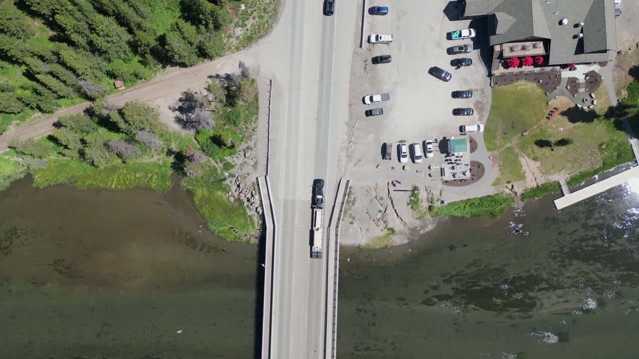 산림 고속도로에서 강 다리를 건너 운전하는 자동차 [4k