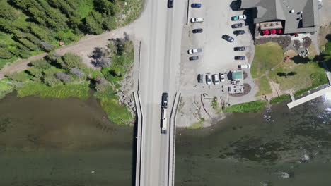 coches que cruzan un puente fluvial en una carretera forestal [4 km]