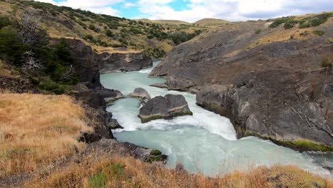 Kaskaden-Paine-Stromschnellen-Im-Nationalpark-Torres-Del-Paine-Chile