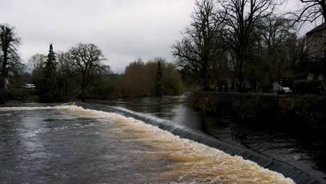 Der-Schnell-Fließende-Fluss-Suir-Fließt-Durch-Das-Stadtzentrum-Von-Cahir,-Tipperary,-Irland,-Wo-Viele-Hollywood-Filme-Spielten