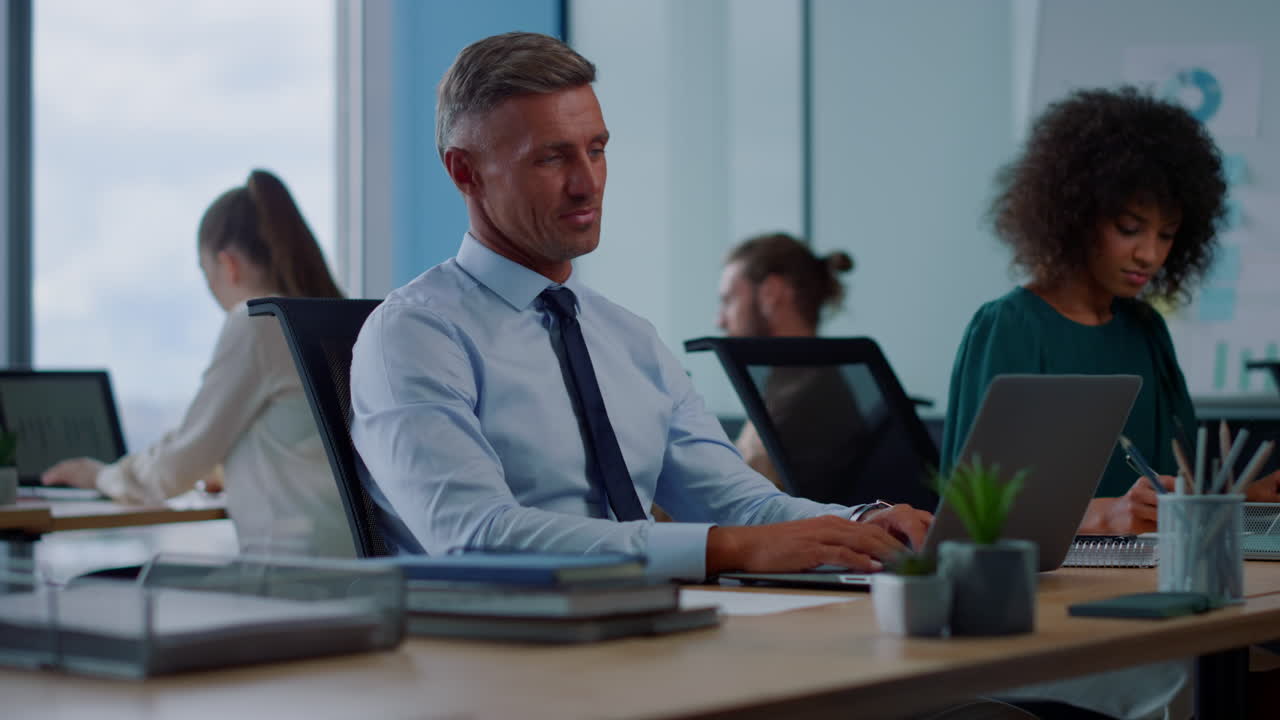 hombre de negocios alegre haciendo gestos con las manos durante una llamada de video