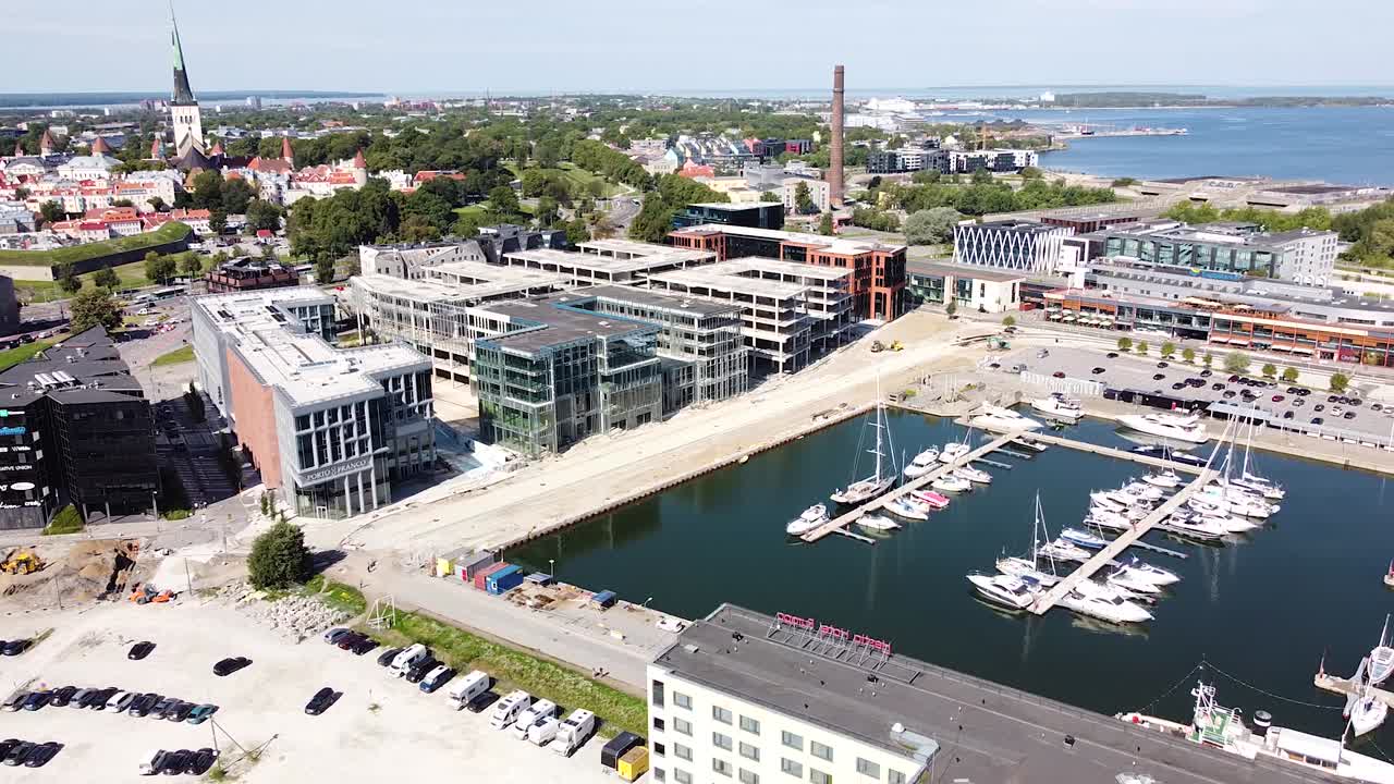 muelle y edificios modernos en la ciudad de tallin, vista aérea de drones