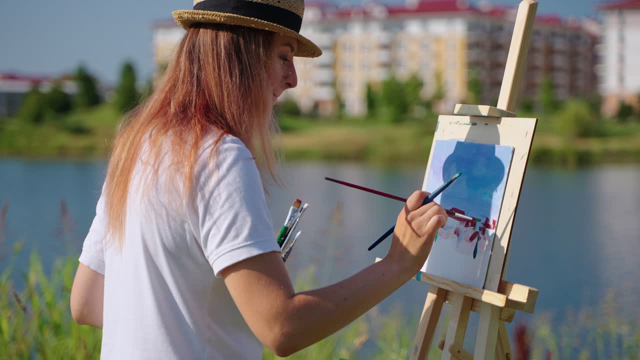 한 여자 가 호수  에서 풍경 을 그린다