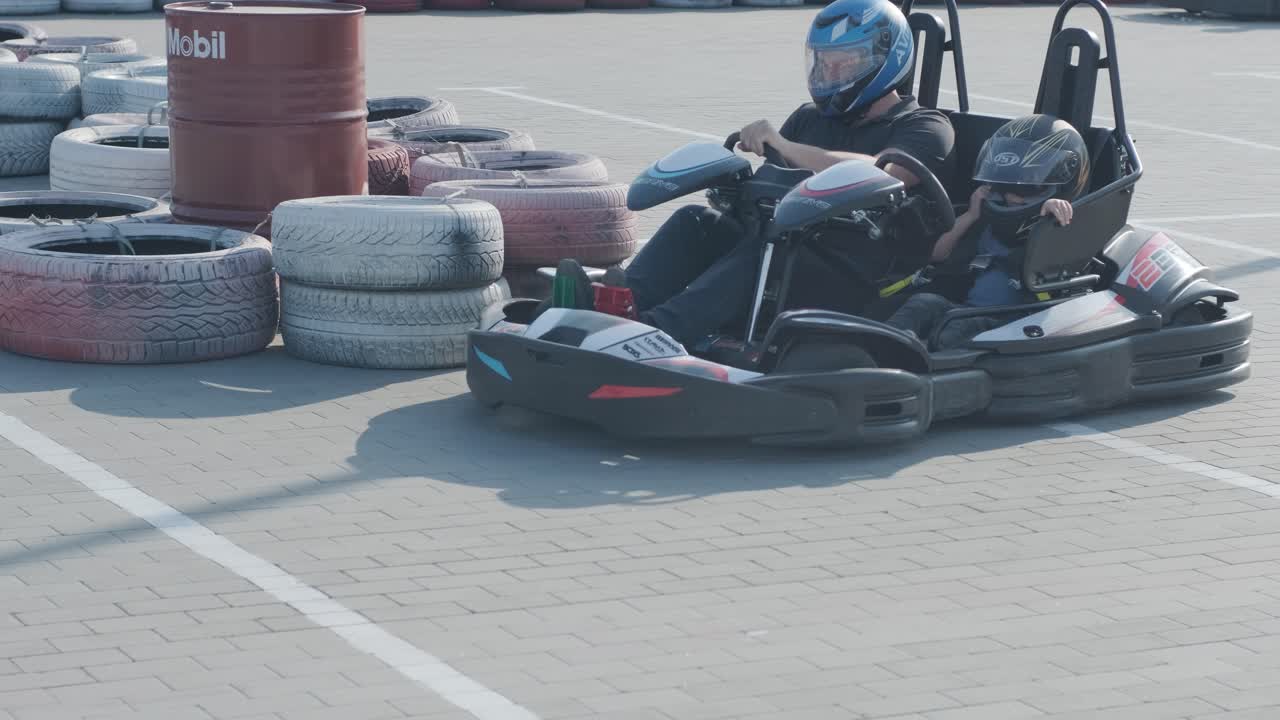 키예프, 우크라이나 - 2021년 8월: 한 젊은이가 서에서 고카트를 운전하고 있다.