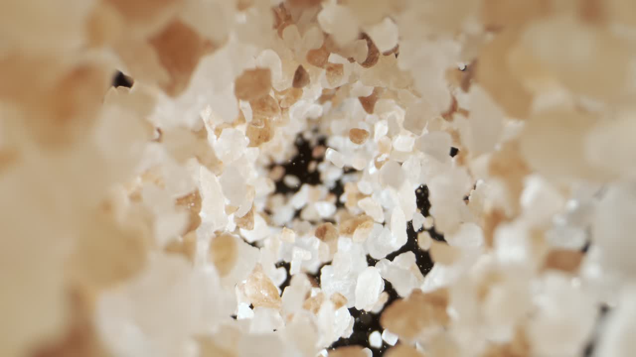 히말라야의 분홍색 소금은 슈퍼 슬로 모션으로 떨어지고 있습니다. 핑크 히멀라야 소금은 테이블 소금이나 바물 소금보다 20 배나 비싸습니다. 슈퍼 스로 모션 카메라 1000fps로 촬영되었습니다.