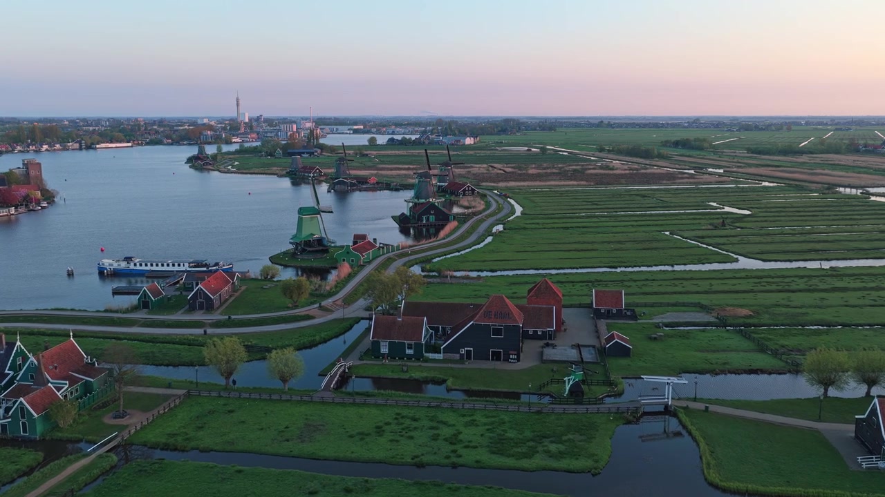 Mulini a vento olandesi tradizionali a Zaanse Schans al tramonto