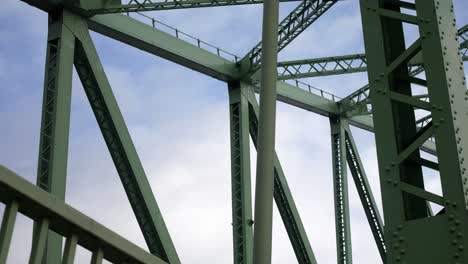 Puente-De-Acero-Industrial-Viga-Viga-Fuerte-Marco-De-Soporte-Blue-Sky-Slow-Dolly-Derecho