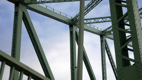 puente de acero industrial viga viga fuerte marco de soporte blue sky slow dolly derecho