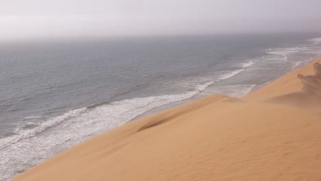 fuertes vientos soplan a través de las increíbles dunas de arena del desierto de namib a lo largo de la costa esquelética de namibia 6