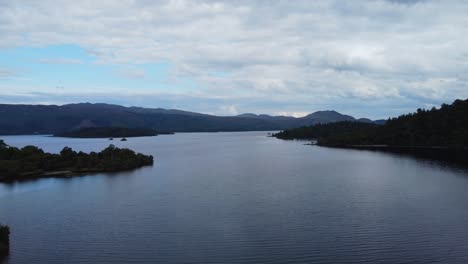 tirar de ariel vista del lago lomond en un día nublado