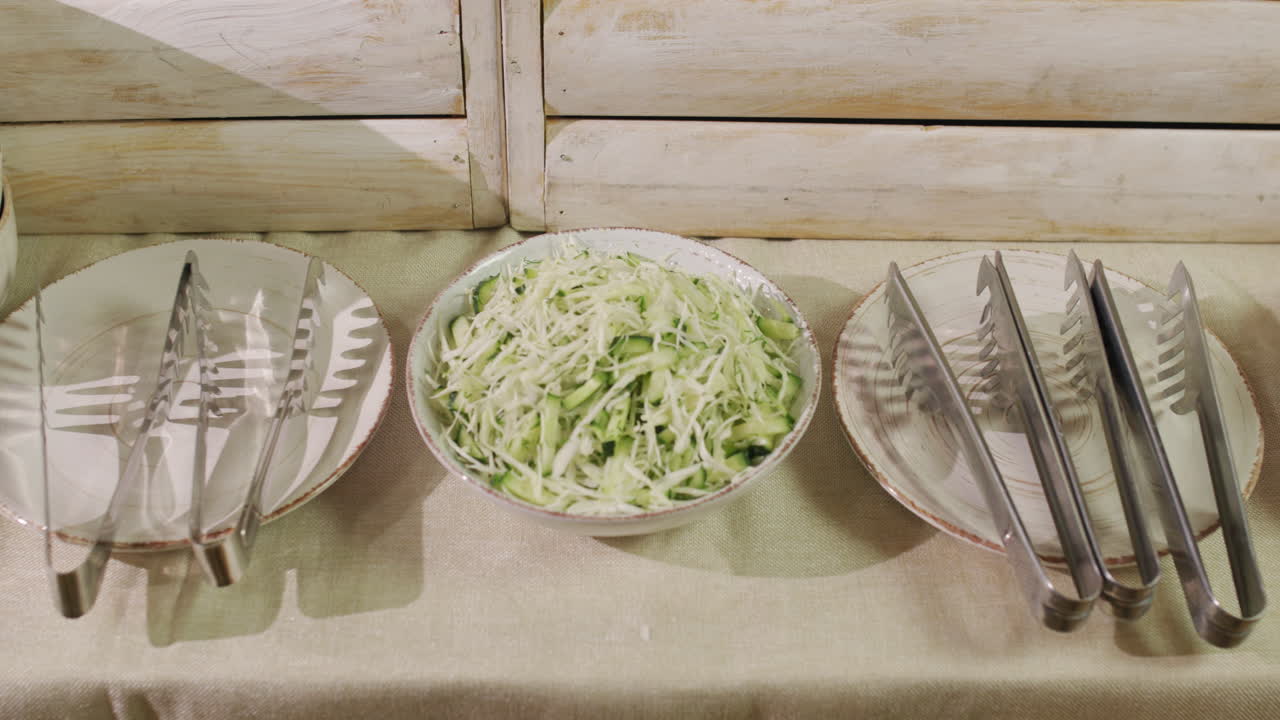 셀프 서비스 레스토랑에서 다양한 요리를 제공하는 뷔페. 슬라이더  ⁇