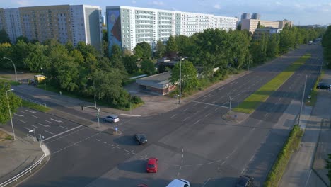 Los-Coches-Giran-En-La-Intersección-De-Bloques-De-Apartamentos,-Edificios-De-Gran-Altura-En-Zonas-Residenciales.