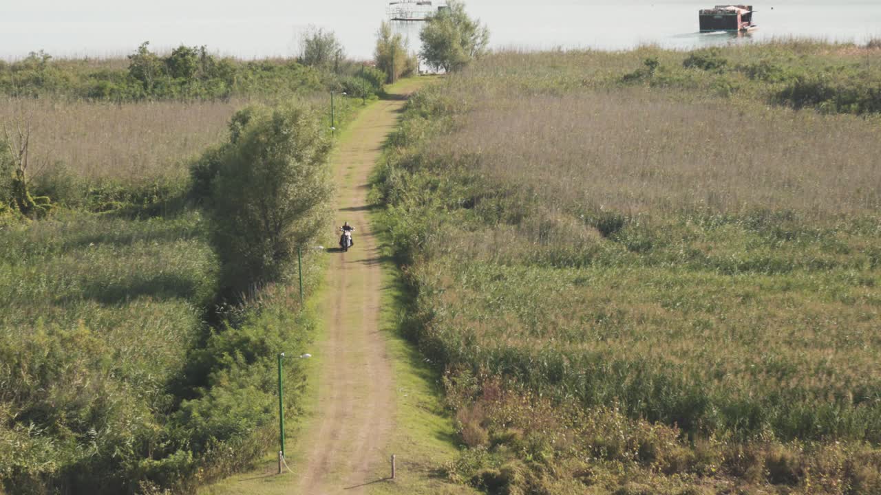 시골 의  도로 에서 오토바이 운전자