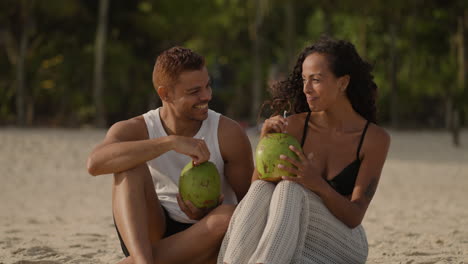 pareja disfrutando de una bebida de coco