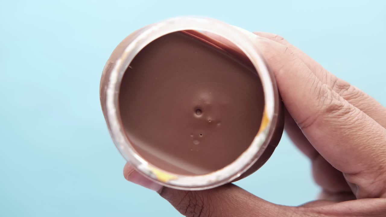 con la crema de avellana de chocolate en la mano ,